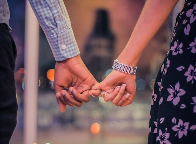 Dlaczego łatwo zakochać się w czyimś profilu, ale trudno w prawdziwą osobę