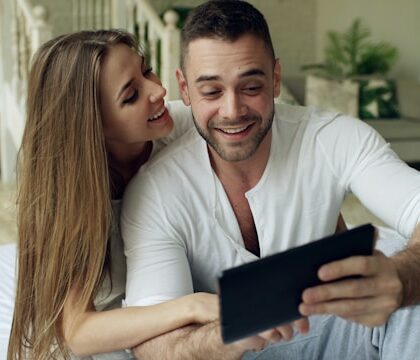 Jak działa efekt ‘lepszego kandydata za rogiem’ na portalach randkowych